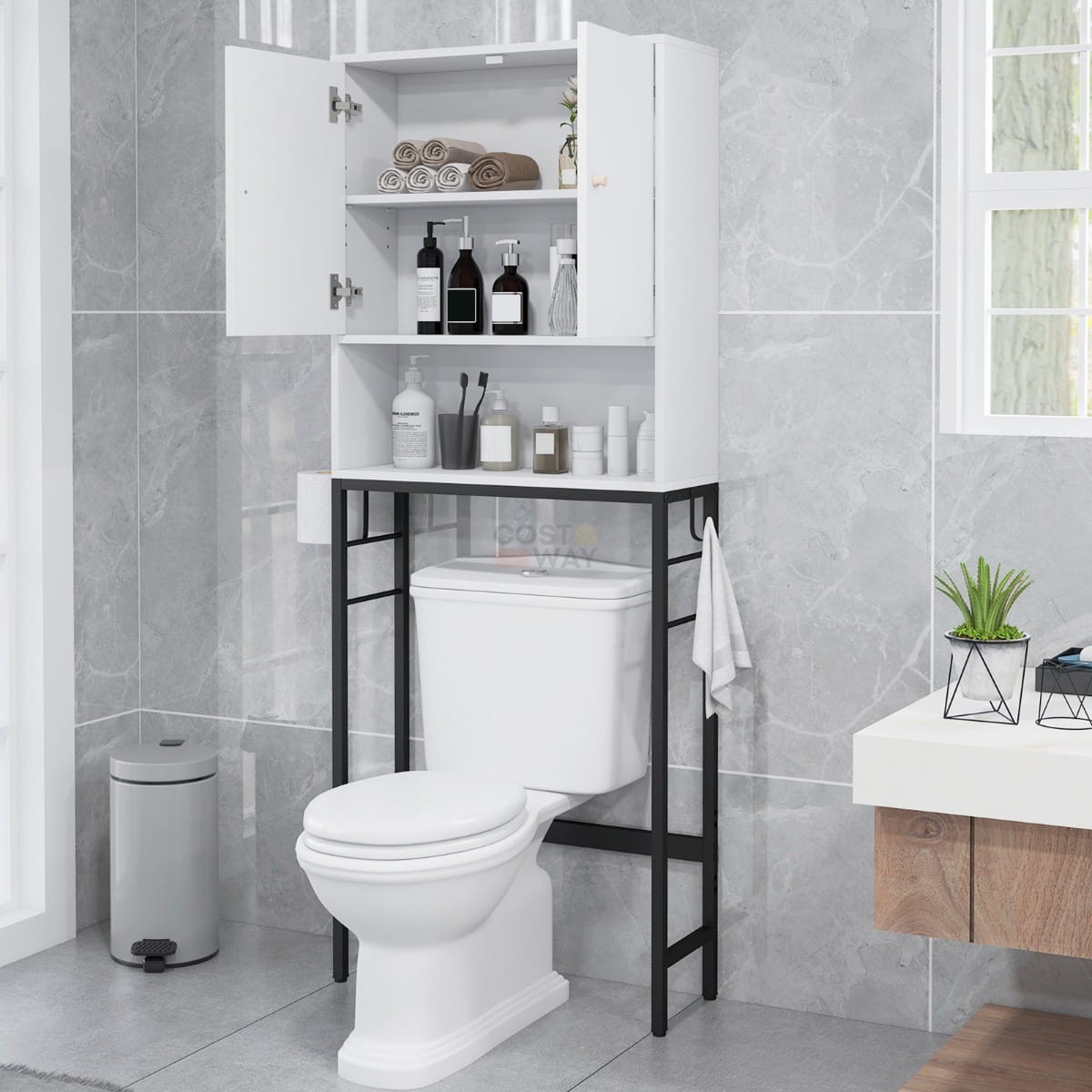 Badezimmerschrank über der Toilette mit Haken