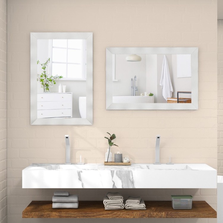 Lustro w drewnianej ramie 71,5 x 106 cm